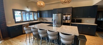 Lake & Mountain Retreat - Summer Adventures & Winter Escape