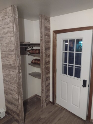 Home-Style, Modernized Rental- Attached to Neil's Winehouse