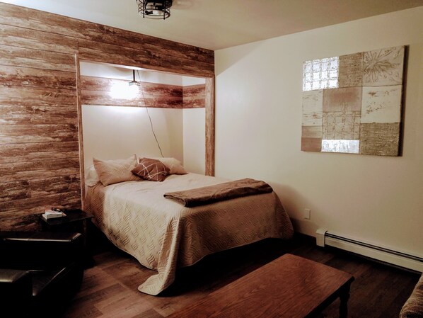 مكتب ومكواة/لوح كي وواي فاي وملاءات أسرّة