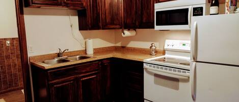 Jääkaappi, mikroaaltouuni, uuni, liesi