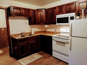 Réfrigérateur, four à micro-ondes, un four, surface de cuisson