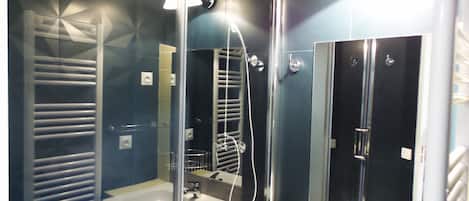 Regadera y papel de baño