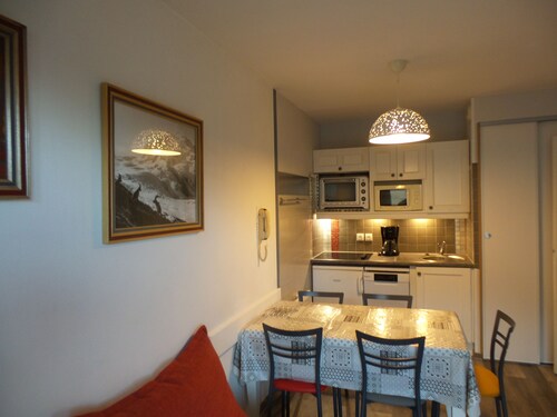 appartement au 1er étage avec vue sur les pistes départ  skis aux pieds .