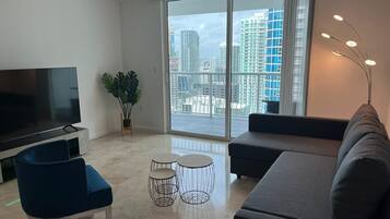 Télévision, baby-foot, table de tennis de table