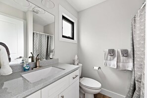 Douche, sèche-cheveux, serviettes fournies