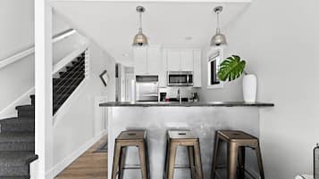 Fridge, microwave, stovetop, dishwasher