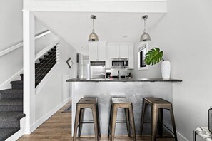 Frigorifero, microonde, piano cottura, lavastoviglie