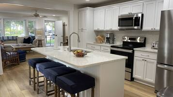 Frigorífic, microones, forn i placa de cuina