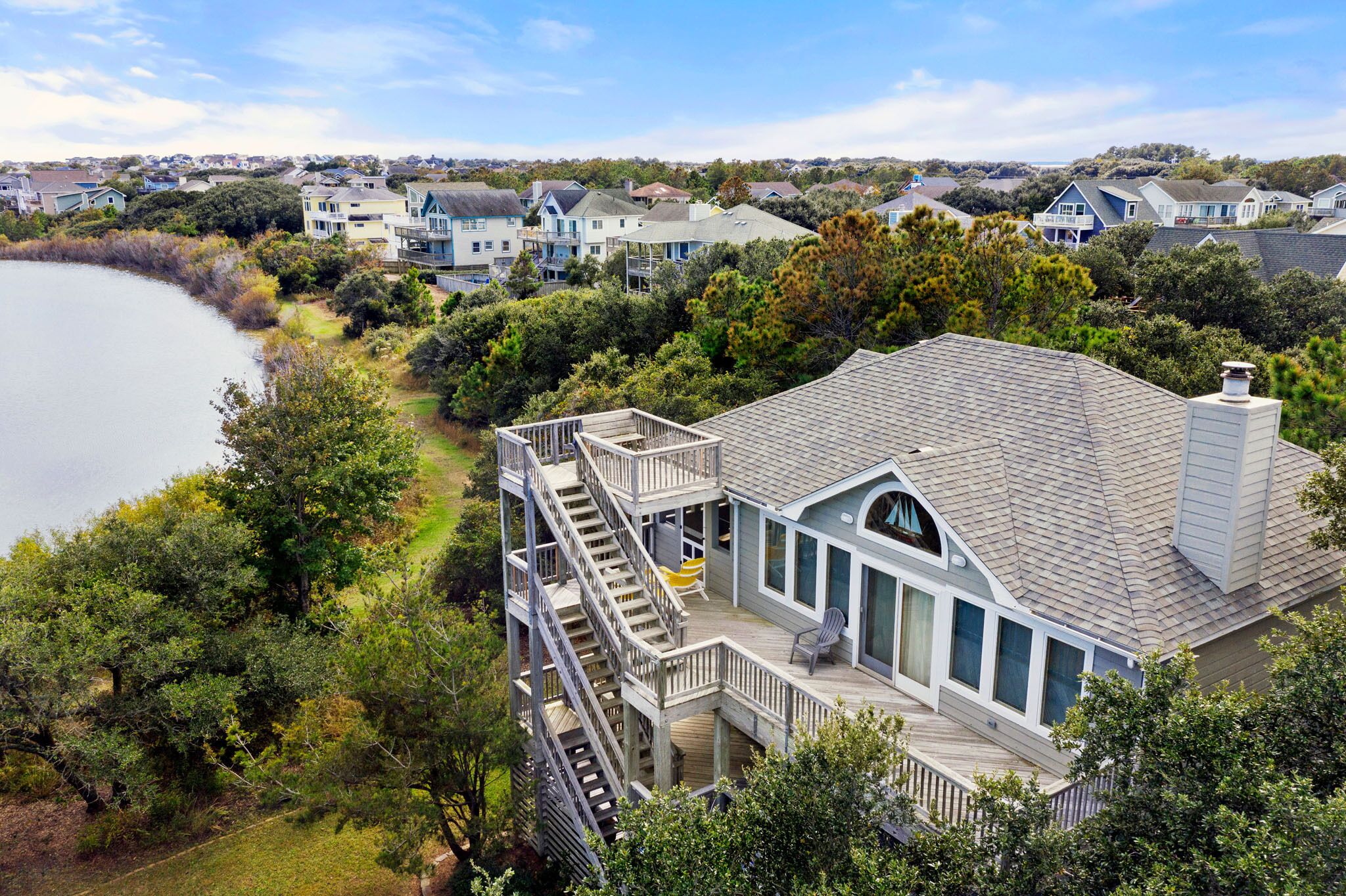 Turtle's Cove: Lakefront home with hot tub, just a short walk to the beach.