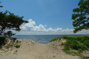Una spiaggia nelle vicinanze