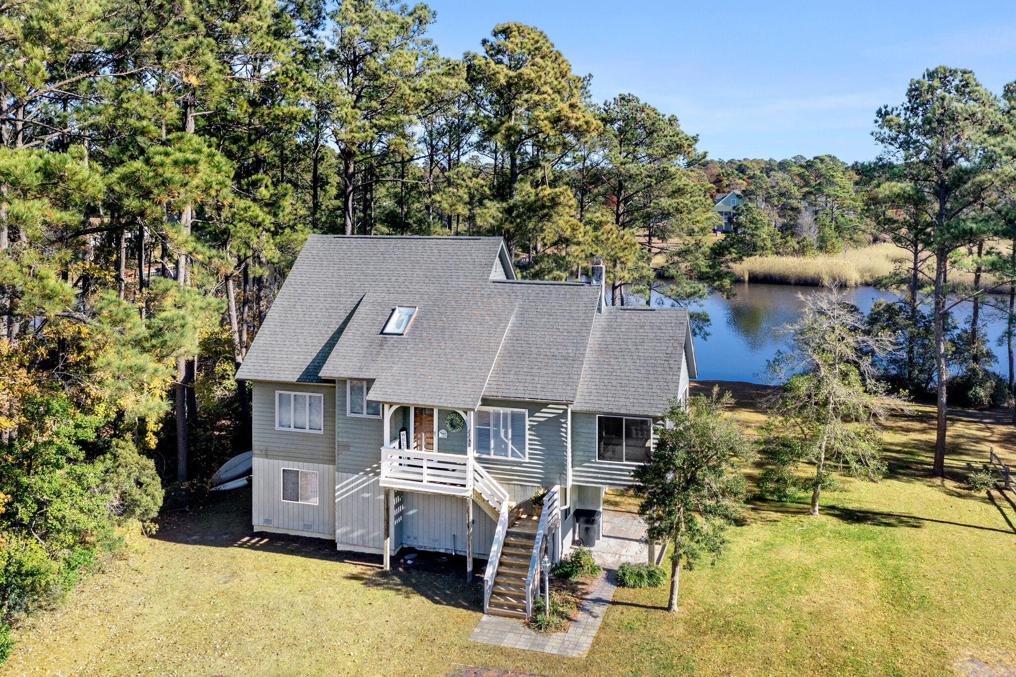 Sound Choice In Manteo: Lakefront retreat with ground level apartment.