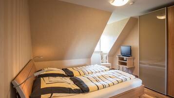 3 bedrooms, iron/ironing board, internet, bed sheets