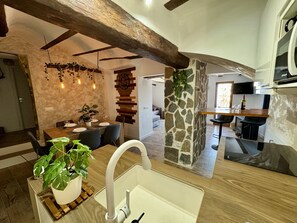 Kühlschrank, Mikrowelle, Ofen, Herdplatte