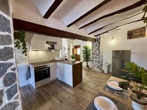 Kühlschrank, Mikrowelle, Ofen, Herdplatte