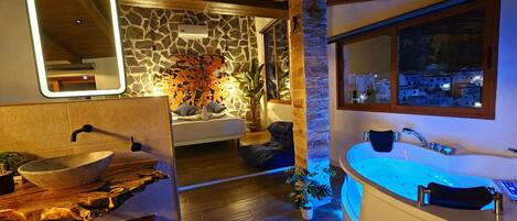 Doccia, vasca idromassaggio, asciugacapelli, asciugamani