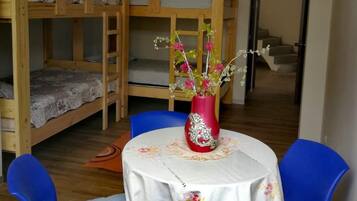 5 bedrooms, free WiFi, bed sheets