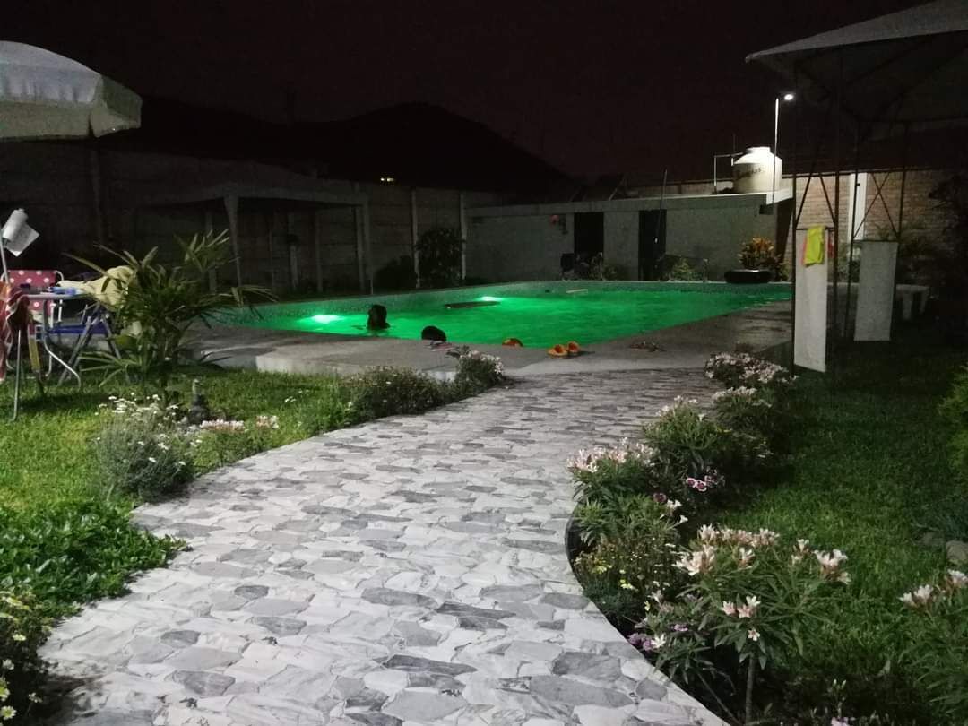 Una piscina al aire libre
