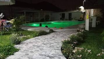 Una piscina al aire libre