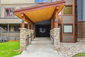Property grounds - Cozy 1-bedroom condo in Breckenridge with hot tub access Atrium 003! (Breckenridge)
