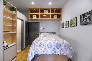 1 bedroom, iron/ironing board, internet, bed sheets