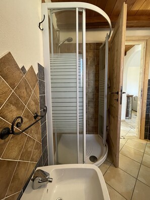 Regadera, bidet, toallas, jabón 