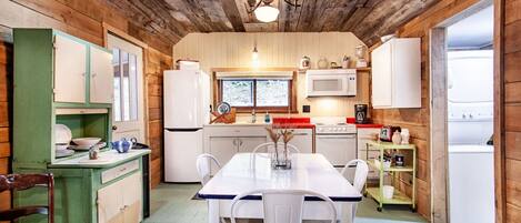 Jääkaappi, mikroaaltouuni, uuni, liesi