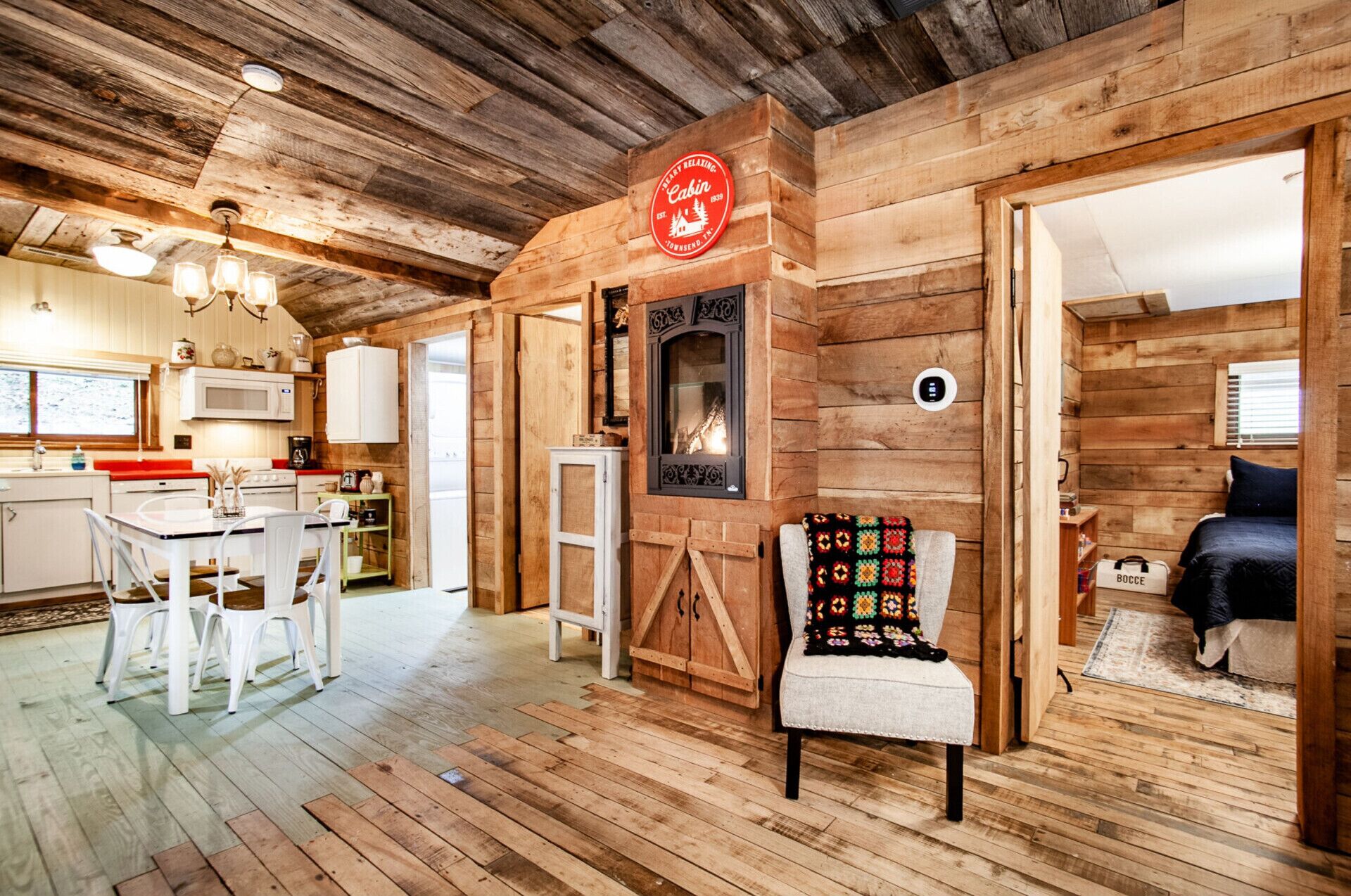 2 soverom, skrivebord, wi-fi (inkludert) og sengetøy