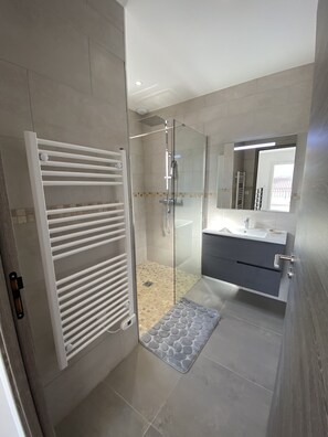Dusche, Haartrockner, Handtücher, Toilettenpapier