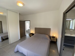 3 habitaciones, tabla de planchar con plancha y cuna de viaje 