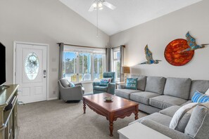 TV, caminetto, lettore DVD, libri