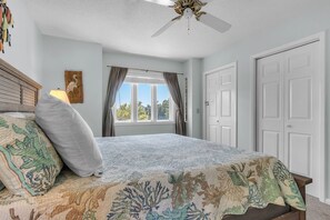 3 bedrooms, iron/ironing board, internet, bed sheets