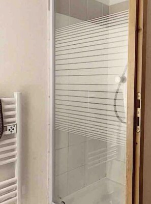 Combined shower/bathtub, hair dryer
