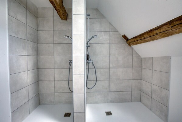 Een douche, een haardroger, shampoo, toiletpapier