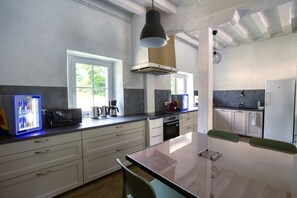 Refrigerador, microondas, horno y lavavajillas