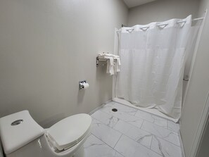 Shower, towels - Best Inn Motel (Salina)