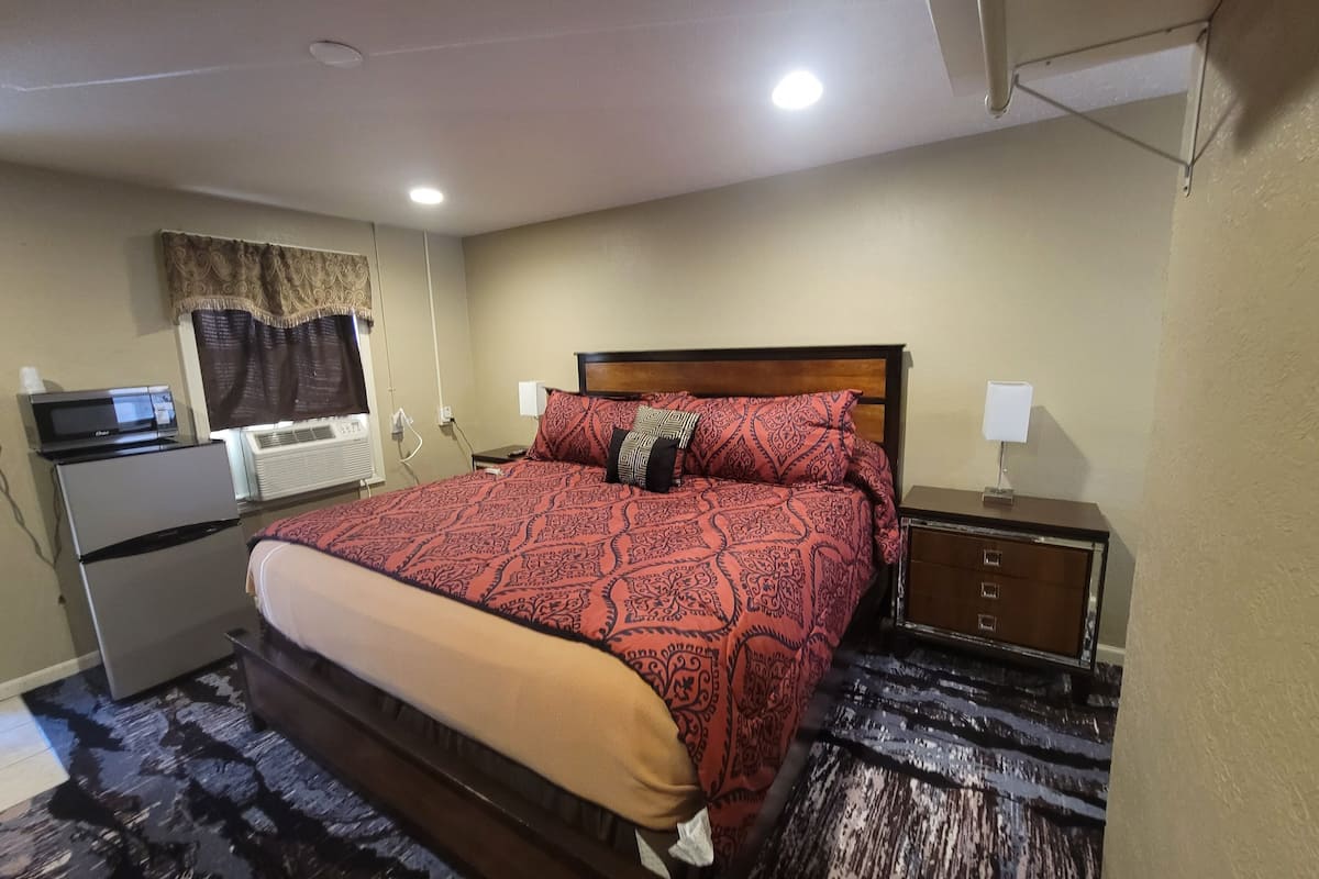 standard single king bed | free wifi, bed sheets