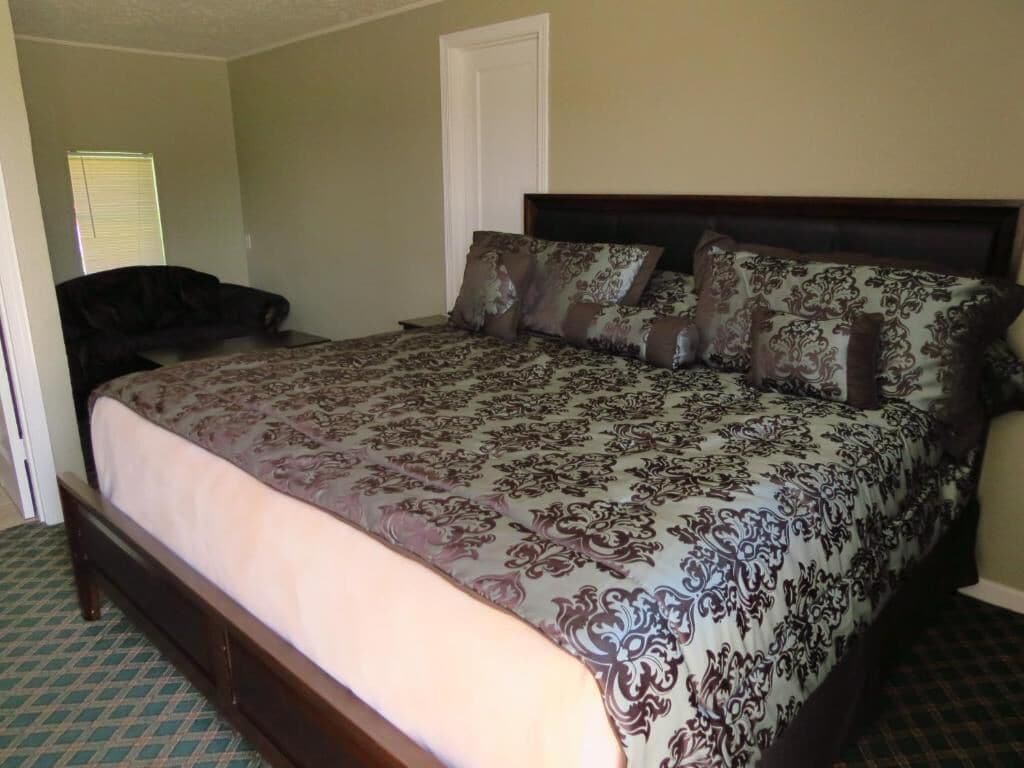 standard single king bed | free wifi, bed sheets