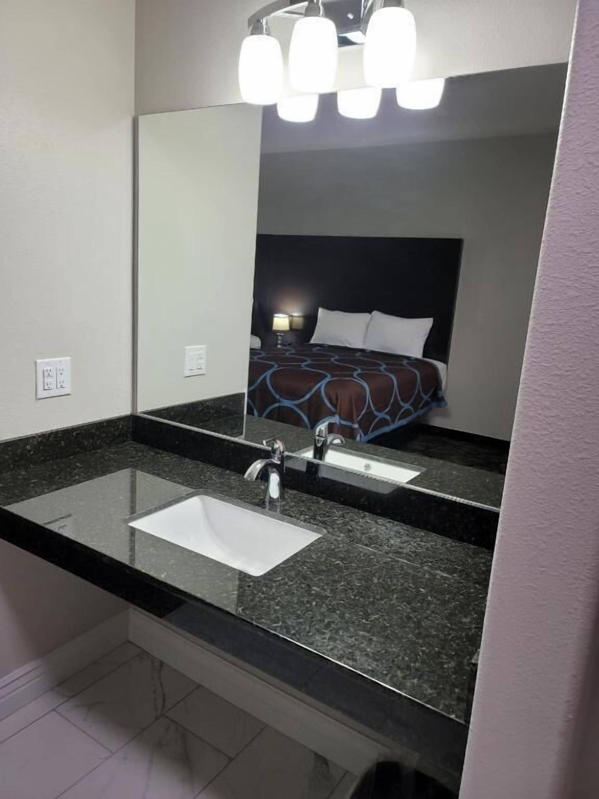 standard double room | bathroom | shower, towels