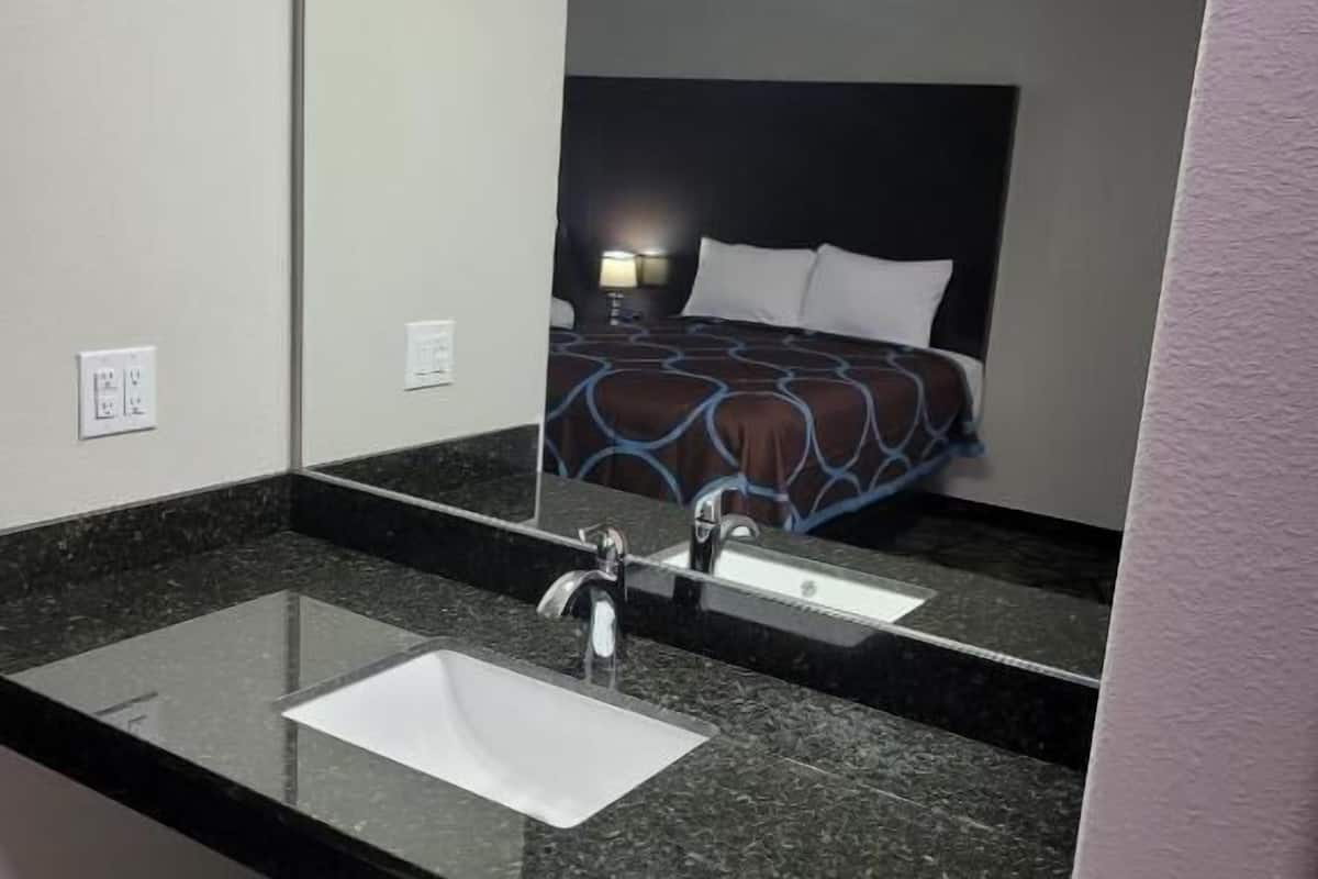 standard double room | bathroom | shower, towels