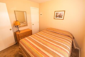 2 bedrooms, WiFi, bed sheets - Condo in the mountains! (Red River)
