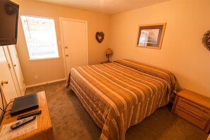 2 bedrooms, WiFi, bed sheets - Condo in the mountains! (Red River)