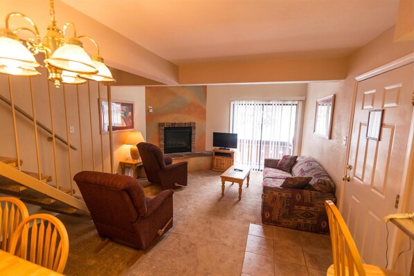 Televisión y chimenea