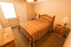 3 bedrooms, WiFi, bed sheets - Condo in the mountains! (Red River)