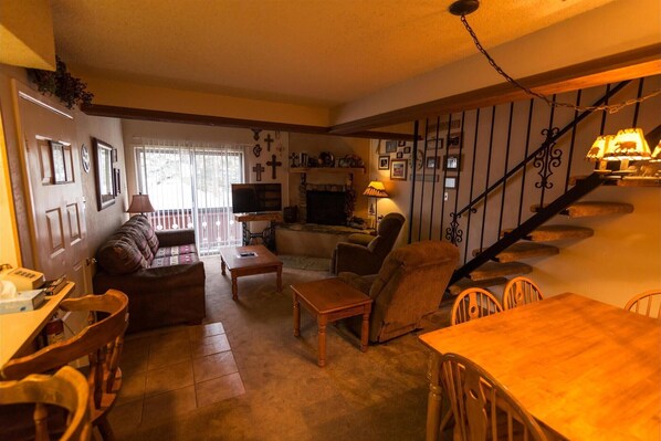 TV, fireplace
