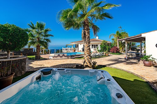Luxury villa with fantastic sea views