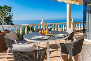 Outdoor dining - Luxury villa with fantastic sea views (Adeje)