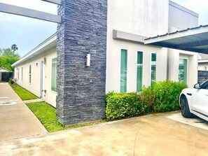 المنطقة المحيطة بالمنشأة