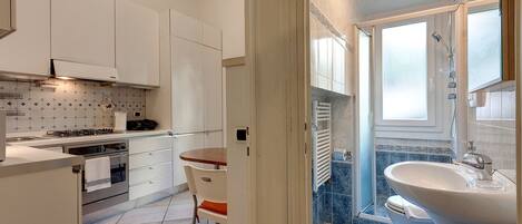 Een koelkast, een magnetron, een kookplaat, een vaatwasser