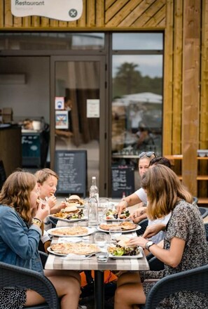 Outdoor dining - New mobile home 2022 / 44m²+veranda in 3-star vacation park approx. 4km from the beach (Saint-Julien-en-Born)