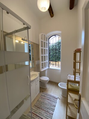 تجهيزات دش، مجففات شعر، مراح�يض شطف، مناشف